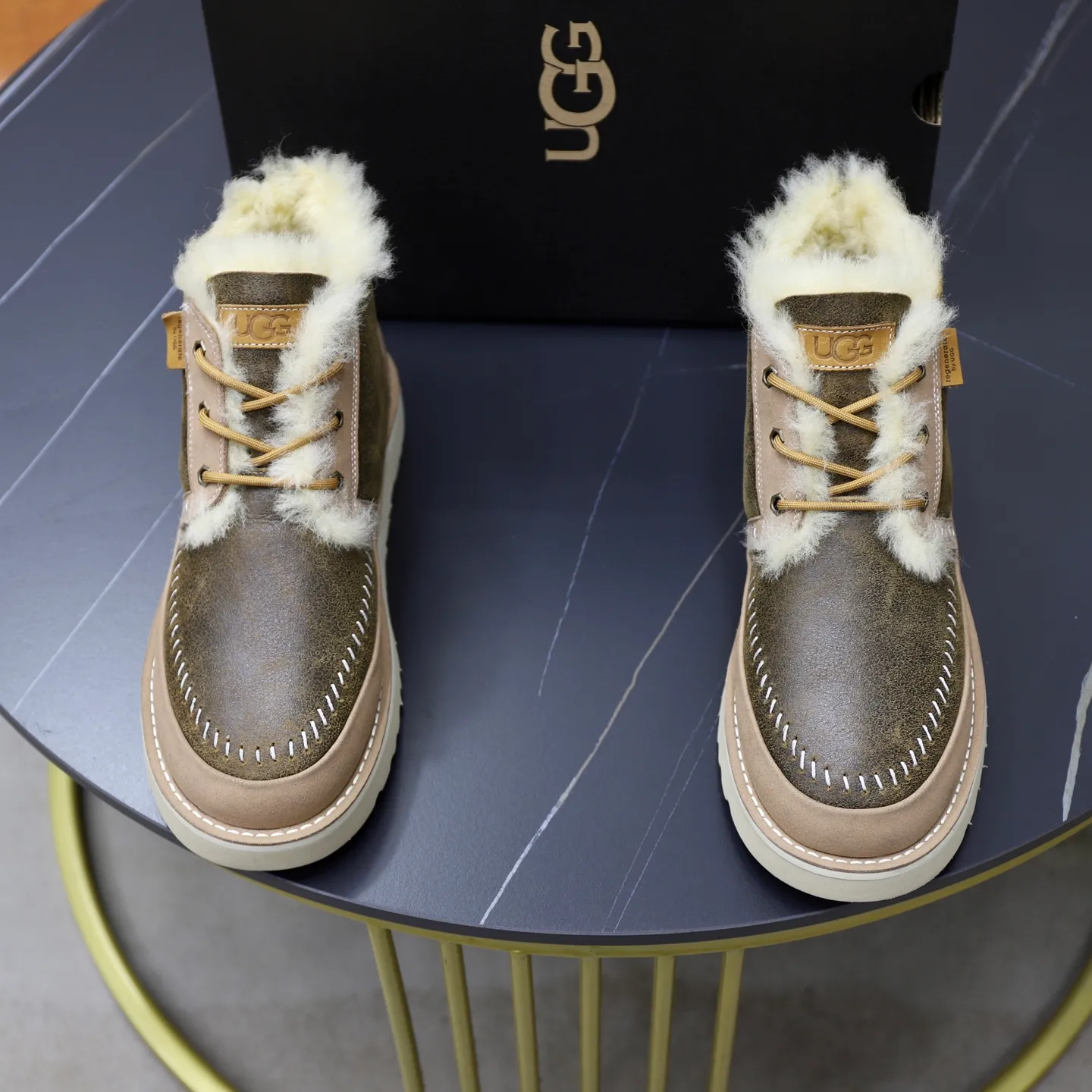 Ex-factory price: 620💰Thick wool imported from Australia Brand: UGG genuine purchase (fur integrated) Size: 39-44 (45 customized) Grade: Official website 1:1 Material: First layer of genuine leather waterproof and antifreeze upper Real wool lining Original non-slip and wear-resistant outsole Style category: Men's casual shoes Trendy style Comfortable on the feet Color: Official website color synchronization